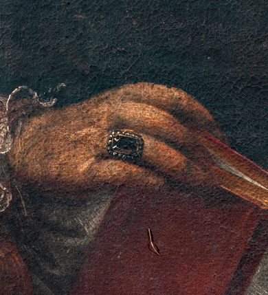 Zdjęcie nr 6: Obraz w kształcie stojącego prostokąta, w prostej drewnianej ramie. W centrum kompozycji, siedzący, ukazany w półpostaci, w ujęciu trzy czwarte biskup Jan Klemens Gołaszewski.  Ma wyprostowaną sylwetkę, ugięte w łokciach ręce oparte na poręczy krzesła, w prawej dłoni trzyma zamknięty modlitewnik, wkładając środkowy palec pomiędzy strony. Na serdecznym palcu pierścień z kamieniem w prostokątnej oprawie. Biskup został przedstawiony jako starszy mężczyzna z siwymi włosami i widoczną na głowie łysiną. Ma owalną twarz, oczy duże, ciemne, nos długi, usta zamknięte, rozciągnięte w delikatnym uśmiechu. Ubrany jest w rokietę wykończoną koronką. Na ramiona ma zarzucony czarny mucet z czerwonym podbiciem. Na lewej piersi gwiazda Orderu św. Stanisława z napisem „PRAEMIANDO INCITAT”, na szyi zawieszony krzyż pektoralny oraz komandoria Orderu św. Stanisława na szerokiej, bordowej wstędze. Drewniane poręcze krzesła zakończone wolutami. Tło ciemne, w lewym górnym rogu zawieszona kotara. Z tyłu, na ramie majuskułowa inskrypcja „JAN KLEMENS GOŁASZEWSKI Z ZGROMADZENIA XX MISSIONARZÓW BISKUP DRUGI WIGIRSKI, OPAT KOMENDATARYYNY TREMESZYŃSKI, SENATOR X(IĘS)TWA WARSZAW(SKIE)GO, RADCA KONFEDERACYI IENERALNEJ W R(OK)U 1812 ZAWIĄZANEY. Mąż cnotliwy uczony pożyteczny w Kościele i Oyczyznie. J.H. (?). 1815 17[…] 1815 (?)”. 