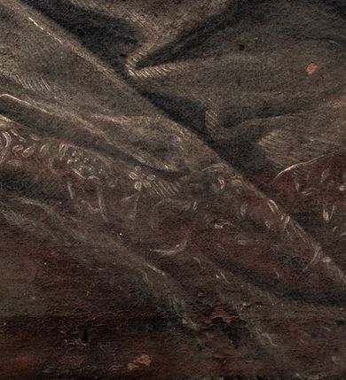 Zdjęcie nr 4: Obraz w kształcie stojącego prostokąta, w prostej drewnianej ramie. W centrum kompozycji, siedzący, ukazany w półpostaci, w ujęciu trzy czwarte biskup Jan Klemens Gołaszewski.  Ma wyprostowaną sylwetkę, ugięte w łokciach ręce oparte na poręczy krzesła, w prawej dłoni trzyma zamknięty modlitewnik, wkładając środkowy palec pomiędzy strony. Na serdecznym palcu pierścień z kamieniem w prostokątnej oprawie. Biskup został przedstawiony jako starszy mężczyzna z siwymi włosami i widoczną na głowie łysiną. Ma owalną twarz, oczy duże, ciemne, nos długi, usta zamknięte, rozciągnięte w delikatnym uśmiechu. Ubrany jest w rokietę wykończoną koronką. Na ramiona ma zarzucony czarny mucet z czerwonym podbiciem. Na lewej piersi gwiazda Orderu św. Stanisława z napisem „PRAEMIANDO INCITAT”, na szyi zawieszony krzyż pektoralny oraz komandoria Orderu św. Stanisława na szerokiej, bordowej wstędze. Drewniane poręcze krzesła zakończone wolutami. Tło ciemne, w lewym górnym rogu zawieszona kotara. Z tyłu, na ramie majuskułowa inskrypcja „JAN KLEMENS GOŁASZEWSKI Z ZGROMADZENIA XX MISSIONARZÓW BISKUP DRUGI WIGIRSKI, OPAT KOMENDATARYYNY TREMESZYŃSKI, SENATOR X(IĘS)TWA WARSZAW(SKIE)GO, RADCA KONFEDERACYI IENERALNEJ W R(OK)U 1812 ZAWIĄZANEY. Mąż cnotliwy uczony pożyteczny w Kościele i Oyczyznie. J.H. (?). 1815 17[…] 1815 (?)”. 