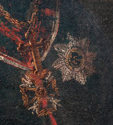 Zdjęcie nr 5: Obraz w kształcie stojącego prostokąta, w prostej drewnianej ramie. W centrum kompozycji, siedzący, ukazany w półpostaci, w ujęciu trzy czwarte biskup Jan Klemens Gołaszewski.  Ma wyprostowaną sylwetkę, ugięte w łokciach ręce oparte na poręczy krzesła, w prawej dłoni trzyma zamknięty modlitewnik, wkładając środkowy palec pomiędzy strony. Na serdecznym palcu pierścień z kamieniem w prostokątnej oprawie. Biskup został przedstawiony jako starszy mężczyzna z siwymi włosami i widoczną na głowie łysiną. Ma owalną twarz, oczy duże, ciemne, nos długi, usta zamknięte, rozciągnięte w delikatnym uśmiechu. Ubrany jest w rokietę wykończoną koronką. Na ramiona ma zarzucony czarny mucet z czerwonym podbiciem. Na lewej piersi gwiazda Orderu św. Stanisława z napisem „PRAEMIANDO INCITAT”, na szyi zawieszony krzyż pektoralny oraz komandoria Orderu św. Stanisława na szerokiej, bordowej wstędze. Drewniane poręcze krzesła zakończone wolutami. Tło ciemne, w lewym górnym rogu zawieszona kotara. Z tyłu, na ramie majuskułowa inskrypcja „JAN KLEMENS GOŁASZEWSKI Z ZGROMADZENIA XX MISSIONARZÓW BISKUP DRUGI WIGIRSKI, OPAT KOMENDATARYYNY TREMESZYŃSKI, SENATOR X(IĘS)TWA WARSZAW(SKIE)GO, RADCA KONFEDERACYI IENERALNEJ W R(OK)U 1812 ZAWIĄZANEY. Mąż cnotliwy uczony pożyteczny w Kościele i Oyczyznie. J.H. (?). 1815 17[…] 1815 (?)”. 