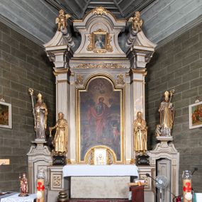 Zdjęcie nr 1: Ołtarz architektoniczny, jednoosiowy, jednokondygnacyjny, ze zwieńczeniem i bramkami bocznymi. Nastawa ujęta czworobocznymi kanelowanymi filarami umieszczonymi na tle kanelowanych pilastrów. Filary dźwigają pełne belkowanie i profilowany gzyms, występujące nad podporami, przerwane nad częścią środkową. Przy filarach rzeźby: po lewej Św. Piotr, po prawej Św. Paweł. W polu środkowym nastawy nisza w kształcie stojącego prostokąta zamkniętego łukiem półkolistym nadwieszonym, w profilowanej złoconej ramie. W niszy obraz z przedstawieniem św. Jakub Apostoła. Zwieńczenie w formie aedikuli zamkniętej łukiem półkolistym nadwieszonym, ujętej spływami wolutowymi. Pośrodku obraz w kształcie stojącego prostokąta, w ozdobnej ramie, z przedstawieniem św. Tekli w półpostaci. W osiach filarów odcinki przerwanego przyczółka, na których rzeźby siedzących puttów. Po bokach retabulum bramki z prześwitami w kształcie prostokąta zamkniętego łukiem kotarowym ściętym, w których osadzone płycinowe drzwi. Ponad bramkami konsole ujęte wolutami, na których rzeźby: po lewej Św. Wojciech, po prawej Św. Stanisław Biskup z Piotrowinem. W przyłuczach obrazu środkowego i we fryzie nałożone rzeźbione motywy rocaille’ów. Struktura nastawy w kolorze kremowym, ramy obrazów, kanelury, motywy ornamentalne złocone.