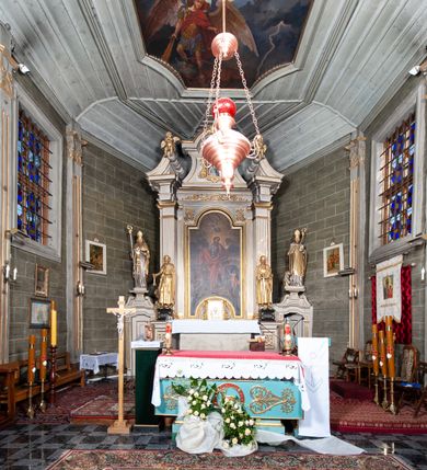 Zdjęcie nr 2: Ołtarz architektoniczny, jednoosiowy, jednokondygnacyjny, ze zwieńczeniem i bramkami bocznymi. Nastawa ujęta czworobocznymi kanelowanymi filarami umieszczonymi na tle kanelowanych pilastrów. Filary dźwigają pełne belkowanie i profilowany gzyms, występujące nad podporami, przerwane nad częścią środkową. Przy filarach rzeźby: po lewej Św. Piotr, po prawej Św. Paweł. W polu środkowym nastawy nisza w kształcie stojącego prostokąta zamkniętego łukiem półkolistym nadwieszonym, w profilowanej złoconej ramie. W niszy obraz z przedstawieniem św. Jakub Apostoła. Zwieńczenie w formie aedikuli zamkniętej łukiem półkolistym nadwieszonym, ujętej spływami wolutowymi. Pośrodku obraz w kształcie stojącego prostokąta, w ozdobnej ramie, z przedstawieniem św. Tekli w półpostaci. W osiach filarów odcinki przerwanego przyczółka, na których rzeźby siedzących puttów. Po bokach retabulum bramki z prześwitami w kształcie prostokąta zamkniętego łukiem kotarowym ściętym, w których osadzone płycinowe drzwi. Ponad bramkami konsole ujęte wolutami, na których rzeźby: po lewej Św. Wojciech, po prawej Św. Stanisław Biskup z Piotrowinem. W przyłuczach obrazu środkowego i we fryzie nałożone rzeźbione motywy rocaille’ów. Struktura nastawy w kolorze kremowym, ramy obrazów, kanelury, motywy ornamentalne złocone. 