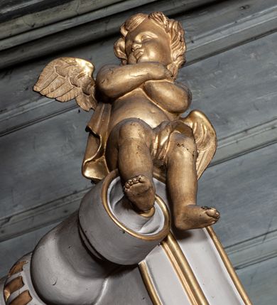 Zdjęcie nr 29: Ołtarz architektoniczny, jednoosiowy, jednokondygnacyjny, ze zwieńczeniem i bramkami bocznymi. Nastawa ujęta czworobocznymi kanelowanymi filarami umieszczonymi na tle kanelowanych pilastrów. Filary dźwigają pełne belkowanie i profilowany gzyms, występujące nad podporami, przerwane nad częścią środkową. Przy filarach rzeźby: po lewej Św. Piotr, po prawej Św. Paweł. W polu środkowym nastawy nisza w kształcie stojącego prostokąta zamkniętego łukiem półkolistym nadwieszonym, w profilowanej złoconej ramie. W niszy obraz z przedstawieniem św. Jakub Apostoła. Zwieńczenie w formie aedikuli zamkniętej łukiem półkolistym nadwieszonym, ujętej spływami wolutowymi. Pośrodku obraz w kształcie stojącego prostokąta, w ozdobnej ramie, z przedstawieniem św. Tekli w półpostaci. W osiach filarów odcinki przerwanego przyczółka, na których rzeźby siedzących puttów. Po bokach retabulum bramki z prześwitami w kształcie prostokąta zamkniętego łukiem kotarowym ściętym, w których osadzone płycinowe drzwi. Ponad bramkami konsole ujęte wolutami, na których rzeźby: po lewej Św. Wojciech, po prawej Św. Stanisław Biskup z Piotrowinem. W przyłuczach obrazu środkowego i we fryzie nałożone rzeźbione motywy rocaille’ów. Struktura nastawy w kolorze kremowym, ramy obrazów, kanelury, motywy ornamentalne złocone. 