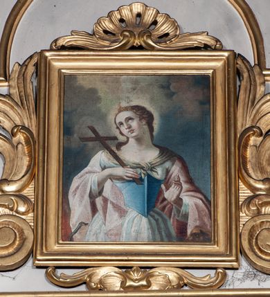 Zdjęcie nr 6: Ołtarz architektoniczny, jednoosiowy, jednokondygnacyjny, ze zwieńczeniem i bramkami bocznymi. Nastawa ujęta czworobocznymi kanelowanymi filarami umieszczonymi na tle kanelowanych pilastrów. Filary dźwigają pełne belkowanie i profilowany gzyms, występujące nad podporami, przerwane nad częścią środkową. Przy filarach rzeźby: po lewej Św. Piotr, po prawej Św. Paweł. W polu środkowym nastawy nisza w kształcie stojącego prostokąta zamkniętego łukiem półkolistym nadwieszonym, w profilowanej złoconej ramie. W niszy obraz z przedstawieniem św. Jakub Apostoła. Zwieńczenie w formie aedikuli zamkniętej łukiem półkolistym nadwieszonym, ujętej spływami wolutowymi. Pośrodku obraz w kształcie stojącego prostokąta, w ozdobnej ramie, z przedstawieniem św. Tekli w półpostaci. W osiach filarów odcinki przerwanego przyczółka, na których rzeźby siedzących puttów. Po bokach retabulum bramki z prześwitami w kształcie prostokąta zamkniętego łukiem kotarowym ściętym, w których osadzone płycinowe drzwi. Ponad bramkami konsole ujęte wolutami, na których rzeźby: po lewej Św. Wojciech, po prawej Św. Stanisław Biskup z Piotrowinem. W przyłuczach obrazu środkowego i we fryzie nałożone rzeźbione motywy rocaille’ów. Struktura nastawy w kolorze kremowym, ramy obrazów, kanelury, motywy ornamentalne złocone. 