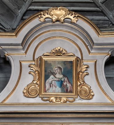 Zdjęcie nr 5: Ołtarz architektoniczny, jednoosiowy, jednokondygnacyjny, ze zwieńczeniem i bramkami bocznymi. Nastawa ujęta czworobocznymi kanelowanymi filarami umieszczonymi na tle kanelowanych pilastrów. Filary dźwigają pełne belkowanie i profilowany gzyms, występujące nad podporami, przerwane nad częścią środkową. Przy filarach rzeźby: po lewej Św. Piotr, po prawej Św. Paweł. W polu środkowym nastawy nisza w kształcie stojącego prostokąta zamkniętego łukiem półkolistym nadwieszonym, w profilowanej złoconej ramie. W niszy obraz z przedstawieniem św. Jakub Apostoła. Zwieńczenie w formie aedikuli zamkniętej łukiem półkolistym nadwieszonym, ujętej spływami wolutowymi. Pośrodku obraz w kształcie stojącego prostokąta, w ozdobnej ramie, z przedstawieniem św. Tekli w półpostaci. W osiach filarów odcinki przerwanego przyczółka, na których rzeźby siedzących puttów. Po bokach retabulum bramki z prześwitami w kształcie prostokąta zamkniętego łukiem kotarowym ściętym, w których osadzone płycinowe drzwi. Ponad bramkami konsole ujęte wolutami, na których rzeźby: po lewej Św. Wojciech, po prawej Św. Stanisław Biskup z Piotrowinem. W przyłuczach obrazu środkowego i we fryzie nałożone rzeźbione motywy rocaille’ów. Struktura nastawy w kolorze kremowym, ramy obrazów, kanelury, motywy ornamentalne złocone. 