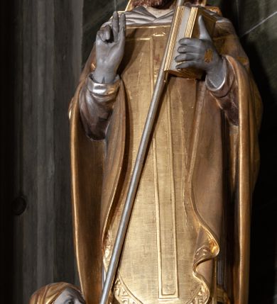 Zdjęcie nr 20: Ołtarz architektoniczny, jednoosiowy, jednokondygnacyjny, ze zwieńczeniem i bramkami bocznymi. Nastawa ujęta czworobocznymi kanelowanymi filarami umieszczonymi na tle kanelowanych pilastrów. Filary dźwigają pełne belkowanie i profilowany gzyms, występujące nad podporami, przerwane nad częścią środkową. Przy filarach rzeźby: po lewej Św. Piotr, po prawej Św. Paweł. W polu środkowym nastawy nisza w kształcie stojącego prostokąta zamkniętego łukiem półkolistym nadwieszonym, w profilowanej złoconej ramie. W niszy obraz z przedstawieniem św. Jakub Apostoła. Zwieńczenie w formie aedikuli zamkniętej łukiem półkolistym nadwieszonym, ujętej spływami wolutowymi. Pośrodku obraz w kształcie stojącego prostokąta, w ozdobnej ramie, z przedstawieniem św. Tekli w półpostaci. W osiach filarów odcinki przerwanego przyczółka, na których rzeźby siedzących puttów. Po bokach retabulum bramki z prześwitami w kształcie prostokąta zamkniętego łukiem kotarowym ściętym, w których osadzone płycinowe drzwi. Ponad bramkami konsole ujęte wolutami, na których rzeźby: po lewej Św. Wojciech, po prawej Św. Stanisław Biskup z Piotrowinem. W przyłuczach obrazu środkowego i we fryzie nałożone rzeźbione motywy rocaille’ów. Struktura nastawy w kolorze kremowym, ramy obrazów, kanelury, motywy ornamentalne złocone. 