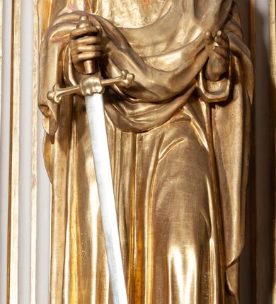 Zdjęcie nr 17: Ołtarz architektoniczny, jednoosiowy, jednokondygnacyjny, ze zwieńczeniem i bramkami bocznymi. Nastawa ujęta czworobocznymi kanelowanymi filarami umieszczonymi na tle kanelowanych pilastrów. Filary dźwigają pełne belkowanie i profilowany gzyms, występujące nad podporami, przerwane nad częścią środkową. Przy filarach rzeźby: po lewej Św. Piotr, po prawej Św. Paweł. W polu środkowym nastawy nisza w kształcie stojącego prostokąta zamkniętego łukiem półkolistym nadwieszonym, w profilowanej złoconej ramie. W niszy obraz z przedstawieniem św. Jakub Apostoła. Zwieńczenie w formie aedikuli zamkniętej łukiem półkolistym nadwieszonym, ujętej spływami wolutowymi. Pośrodku obraz w kształcie stojącego prostokąta, w ozdobnej ramie, z przedstawieniem św. Tekli w półpostaci. W osiach filarów odcinki przerwanego przyczółka, na których rzeźby siedzących puttów. Po bokach retabulum bramki z prześwitami w kształcie prostokąta zamkniętego łukiem kotarowym ściętym, w których osadzone płycinowe drzwi. Ponad bramkami konsole ujęte wolutami, na których rzeźby: po lewej Św. Wojciech, po prawej Św. Stanisław Biskup z Piotrowinem. W przyłuczach obrazu środkowego i we fryzie nałożone rzeźbione motywy rocaille’ów. Struktura nastawy w kolorze kremowym, ramy obrazów, kanelury, motywy ornamentalne złocone. 