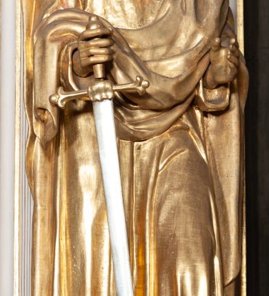 Zdjęcie nr 16: Ołtarz architektoniczny, jednoosiowy, jednokondygnacyjny, ze zwieńczeniem i bramkami bocznymi. Nastawa ujęta czworobocznymi kanelowanymi filarami umieszczonymi na tle kanelowanych pilastrów. Filary dźwigają pełne belkowanie i profilowany gzyms, występujące nad podporami, przerwane nad częścią środkową. Przy filarach rzeźby: po lewej Św. Piotr, po prawej Św. Paweł. W polu środkowym nastawy nisza w kształcie stojącego prostokąta zamkniętego łukiem półkolistym nadwieszonym, w profilowanej złoconej ramie. W niszy obraz z przedstawieniem św. Jakub Apostoła. Zwieńczenie w formie aedikuli zamkniętej łukiem półkolistym nadwieszonym, ujętej spływami wolutowymi. Pośrodku obraz w kształcie stojącego prostokąta, w ozdobnej ramie, z przedstawieniem św. Tekli w półpostaci. W osiach filarów odcinki przerwanego przyczółka, na których rzeźby siedzących puttów. Po bokach retabulum bramki z prześwitami w kształcie prostokąta zamkniętego łukiem kotarowym ściętym, w których osadzone płycinowe drzwi. Ponad bramkami konsole ujęte wolutami, na których rzeźby: po lewej Św. Wojciech, po prawej Św. Stanisław Biskup z Piotrowinem. W przyłuczach obrazu środkowego i we fryzie nałożone rzeźbione motywy rocaille’ów. Struktura nastawy w kolorze kremowym, ramy obrazów, kanelury, motywy ornamentalne złocone. 