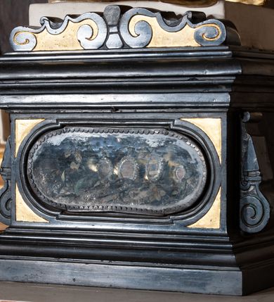 Zdjęcie nr 33: Ołtarz architektoniczny, jednoosiowy, jednokondygnacyjny, ze zwieńczeniem i bramkami bocznymi. Nastawa ujęta czworobocznymi kanelowanymi filarami umieszczonymi na tle kanelowanych pilastrów. Filary dźwigają pełne belkowanie i profilowany gzyms, występujące nad podporami, przerwane nad częścią środkową. Przy filarach rzeźby: po lewej Św. Piotr, po prawej Św. Paweł. W polu środkowym nastawy nisza w kształcie stojącego prostokąta zamkniętego łukiem półkolistym nadwieszonym, w profilowanej złoconej ramie. W niszy obraz z przedstawieniem św. Jakub Apostoła. Zwieńczenie w formie aedikuli zamkniętej łukiem półkolistym nadwieszonym, ujętej spływami wolutowymi. Pośrodku obraz w kształcie stojącego prostokąta, w ozdobnej ramie, z przedstawieniem św. Tekli w półpostaci. W osiach filarów odcinki przerwanego przyczółka, na których rzeźby siedzących puttów. Po bokach retabulum bramki z prześwitami w kształcie prostokąta zamkniętego łukiem kotarowym ściętym, w których osadzone płycinowe drzwi. Ponad bramkami konsole ujęte wolutami, na których rzeźby: po lewej Św. Wojciech, po prawej Św. Stanisław Biskup z Piotrowinem. W przyłuczach obrazu środkowego i we fryzie nałożone rzeźbione motywy rocaille’ów. Struktura nastawy w kolorze kremowym, ramy obrazów, kanelury, motywy ornamentalne złocone. 