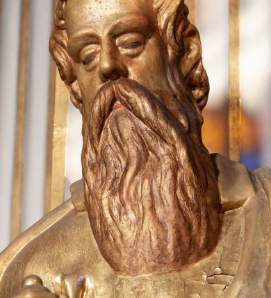 Zdjęcie nr 18: Ołtarz architektoniczny, jednoosiowy, jednokondygnacyjny, ze zwieńczeniem i bramkami bocznymi. Nastawa ujęta czworobocznymi kanelowanymi filarami umieszczonymi na tle kanelowanych pilastrów. Filary dźwigają pełne belkowanie i profilowany gzyms, występujące nad podporami, przerwane nad częścią środkową. Przy filarach rzeźby: po lewej Św. Piotr, po prawej Św. Paweł. W polu środkowym nastawy nisza w kształcie stojącego prostokąta zamkniętego łukiem półkolistym nadwieszonym, w profilowanej złoconej ramie. W niszy obraz z przedstawieniem św. Jakub Apostoła. Zwieńczenie w formie aedikuli zamkniętej łukiem półkolistym nadwieszonym, ujętej spływami wolutowymi. Pośrodku obraz w kształcie stojącego prostokąta, w ozdobnej ramie, z przedstawieniem św. Tekli w półpostaci. W osiach filarów odcinki przerwanego przyczółka, na których rzeźby siedzących puttów. Po bokach retabulum bramki z prześwitami w kształcie prostokąta zamkniętego łukiem kotarowym ściętym, w których osadzone płycinowe drzwi. Ponad bramkami konsole ujęte wolutami, na których rzeźby: po lewej Św. Wojciech, po prawej Św. Stanisław Biskup z Piotrowinem. W przyłuczach obrazu środkowego i we fryzie nałożone rzeźbione motywy rocaille’ów. Struktura nastawy w kolorze kremowym, ramy obrazów, kanelury, motywy ornamentalne złocone. 