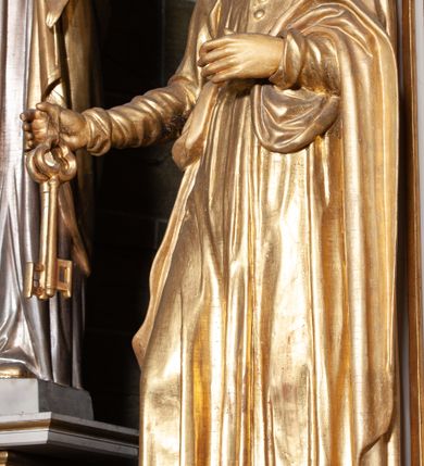 Zdjęcie nr 13: Ołtarz architektoniczny, jednoosiowy, jednokondygnacyjny, ze zwieńczeniem i bramkami bocznymi. Nastawa ujęta czworobocznymi kanelowanymi filarami umieszczonymi na tle kanelowanych pilastrów. Filary dźwigają pełne belkowanie i profilowany gzyms, występujące nad podporami, przerwane nad częścią środkową. Przy filarach rzeźby: po lewej Św. Piotr, po prawej Św. Paweł. W polu środkowym nastawy nisza w kształcie stojącego prostokąta zamkniętego łukiem półkolistym nadwieszonym, w profilowanej złoconej ramie. W niszy obraz z przedstawieniem św. Jakub Apostoła. Zwieńczenie w formie aedikuli zamkniętej łukiem półkolistym nadwieszonym, ujętej spływami wolutowymi. Pośrodku obraz w kształcie stojącego prostokąta, w ozdobnej ramie, z przedstawieniem św. Tekli w półpostaci. W osiach filarów odcinki przerwanego przyczółka, na których rzeźby siedzących puttów. Po bokach retabulum bramki z prześwitami w kształcie prostokąta zamkniętego łukiem kotarowym ściętym, w których osadzone płycinowe drzwi. Ponad bramkami konsole ujęte wolutami, na których rzeźby: po lewej Św. Wojciech, po prawej Św. Stanisław Biskup z Piotrowinem. W przyłuczach obrazu środkowego i we fryzie nałożone rzeźbione motywy rocaille’ów. Struktura nastawy w kolorze kremowym, ramy obrazów, kanelury, motywy ornamentalne złocone. 