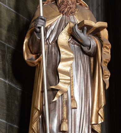 Zdjęcie nr 25: Ołtarz architektoniczny, jednoosiowy, jednokondygnacyjny, ze zwieńczeniem i bramkami bocznymi. Nastawa ujęta czworobocznymi kanelowanymi filarami umieszczonymi na tle kanelowanych pilastrów. Filary dźwigają pełne belkowanie i profilowany gzyms, występujące nad podporami, przerwane nad częścią środkową. Przy filarach rzeźby: po lewej Św. Piotr, po prawej Św. Paweł. W polu środkowym nastawy nisza w kształcie stojącego prostokąta zamkniętego łukiem półkolistym nadwieszonym, w profilowanej złoconej ramie. W niszy obraz z przedstawieniem św. Jakub Apostoła. Zwieńczenie w formie aedikuli zamkniętej łukiem półkolistym nadwieszonym, ujętej spływami wolutowymi. Pośrodku obraz w kształcie stojącego prostokąta, w ozdobnej ramie, z przedstawieniem św. Tekli w półpostaci. W osiach filarów odcinki przerwanego przyczółka, na których rzeźby siedzących puttów. Po bokach retabulum bramki z prześwitami w kształcie prostokąta zamkniętego łukiem kotarowym ściętym, w których osadzone płycinowe drzwi. Ponad bramkami konsole ujęte wolutami, na których rzeźby: po lewej Św. Wojciech, po prawej Św. Stanisław Biskup z Piotrowinem. W przyłuczach obrazu środkowego i we fryzie nałożone rzeźbione motywy rocaille’ów. Struktura nastawy w kolorze kremowym, ramy obrazów, kanelury, motywy ornamentalne złocone. 