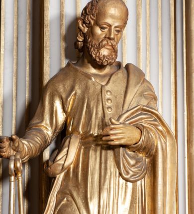 Zdjęcie nr 7: Ołtarz architektoniczny, jednoosiowy, jednokondygnacyjny, ze zwieńczeniem i bramkami bocznymi. Nastawa ujęta czworobocznymi kanelowanymi filarami umieszczonymi na tle kanelowanych pilastrów. Filary dźwigają pełne belkowanie i profilowany gzyms, występujące nad podporami, przerwane nad częścią środkową. Przy filarach rzeźby: po lewej Św. Piotr, po prawej Św. Paweł. W polu środkowym nastawy nisza w kształcie stojącego prostokąta zamkniętego łukiem półkolistym nadwieszonym, w profilowanej złoconej ramie. W niszy obraz z przedstawieniem św. Jakub Apostoła. Zwieńczenie w formie aedikuli zamkniętej łukiem półkolistym nadwieszonym, ujętej spływami wolutowymi. Pośrodku obraz w kształcie stojącego prostokąta, w ozdobnej ramie, z przedstawieniem św. Tekli w półpostaci. W osiach filarów odcinki przerwanego przyczółka, na których rzeźby siedzących puttów. Po bokach retabulum bramki z prześwitami w kształcie prostokąta zamkniętego łukiem kotarowym ściętym, w których osadzone płycinowe drzwi. Ponad bramkami konsole ujęte wolutami, na których rzeźby: po lewej Św. Wojciech, po prawej Św. Stanisław Biskup z Piotrowinem. W przyłuczach obrazu środkowego i we fryzie nałożone rzeźbione motywy rocaille’ów. Struktura nastawy w kolorze kremowym, ramy obrazów, kanelury, motywy ornamentalne złocone. 