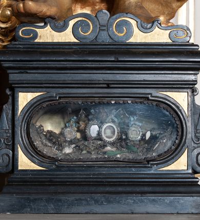 Zdjęcie nr 35: Ołtarz architektoniczny, jednoosiowy, jednokondygnacyjny, ze zwieńczeniem i bramkami bocznymi. Nastawa ujęta czworobocznymi kanelowanymi filarami umieszczonymi na tle kanelowanych pilastrów. Filary dźwigają pełne belkowanie i profilowany gzyms, występujące nad podporami, przerwane nad częścią środkową. Przy filarach rzeźby: po lewej Św. Piotr, po prawej Św. Paweł. W polu środkowym nastawy nisza w kształcie stojącego prostokąta zamkniętego łukiem półkolistym nadwieszonym, w profilowanej złoconej ramie. W niszy obraz z przedstawieniem św. Jakub Apostoła. Zwieńczenie w formie aedikuli zamkniętej łukiem półkolistym nadwieszonym, ujętej spływami wolutowymi. Pośrodku obraz w kształcie stojącego prostokąta, w ozdobnej ramie, z przedstawieniem św. Tekli w półpostaci. W osiach filarów odcinki przerwanego przyczółka, na których rzeźby siedzących puttów. Po bokach retabulum bramki z prześwitami w kształcie prostokąta zamkniętego łukiem kotarowym ściętym, w których osadzone płycinowe drzwi. Ponad bramkami konsole ujęte wolutami, na których rzeźby: po lewej Św. Wojciech, po prawej Św. Stanisław Biskup z Piotrowinem. W przyłuczach obrazu środkowego i we fryzie nałożone rzeźbione motywy rocaille’ów. Struktura nastawy w kolorze kremowym, ramy obrazów, kanelury, motywy ornamentalne złocone. 