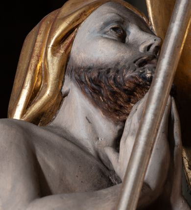 Zdjęcie nr 3: Rzeźba pełnoplastyczna, przyścienna; przedstawienie św. Stanisława Biskupa w całej postaci, frontalnie, w stroju pontyfikalnym. Prawą ręką błogosławi, lewą trzyma księgę i podtrzymuje pastorał. Po jego prawej stronie, u stóp, ukazany Piotrowin w półpostaci, ze złożonymi do modlitwy dłońmi. Karnacje w kolorze naturalnym, szaty pozłocone i srebrzyste.