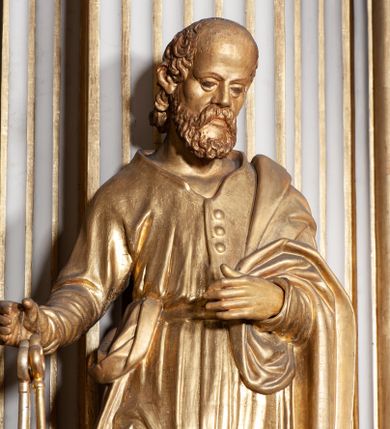 Zdjęcie nr 1: Rzeźba pełnoplastyczna, przyścienna; przedstawienie św. Piotra Apostoła w całej postaci, frontalnie, stoi boso w lekkim kontrapoście, z głową skierowaną lekko w lewo. Twarz starszego mężczyzny, pociągła, z wysokim czołem, okolona wianuszkiem sięgających ramion kręconych włosów i obfitym zarostem. Ręce ugięte w łokciach, w prawej trzyma dwa duże klucze. Ubrany w długą suknię z długimi, wąskimi rękawami, na lewe ramię zarzucony płaszcz przerzucony przez lewą rękę. Cała rzeźba wraz z karnacjami pozłocona.