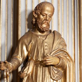 Zdjęcie nr 1: Rzeźba pełnoplastyczna, przyścienna; przedstawienie św. Piotra Apostoła w całej postaci, frontalnie, stoi boso w lekkim kontrapoście, z głową skierowaną lekko w lewo. Twarz starszego mężczyzny, pociągła, z wysokim czołem, okolona wianuszkiem sięgających ramion kręconych włosów i obfitym zarostem. Ręce ugięte w łokciach, w prawej trzyma dwa duże klucze. Ubrany w długą suknię z długimi, wąskimi rękawami, na lewe ramię zarzucony płaszcz przerzucony przez lewą rękę. Cała rzeźba wraz z karnacjami pozłocona.