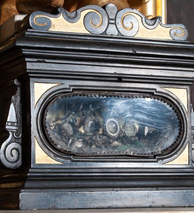Zdjęcie nr 8: Rzeźba pełnoplastyczna, przyścienna; przedstawienie św. Piotra Apostoła w całej postaci, frontalnie, stoi boso w lekkim kontrapoście, z głową skierowaną lekko w lewo. Twarz starszego mężczyzny, pociągła, z wysokim czołem, okolona wianuszkiem sięgających ramion kręconych włosów i obfitym zarostem. Ręce ugięte w łokciach, w prawej trzyma dwa duże klucze. Ubrany w długą suknię z długimi, wąskimi rękawami, na lewe ramię zarzucony płaszcz przerzucony przez lewą rękę. Cała rzeźba wraz z karnacjami pozłocona.