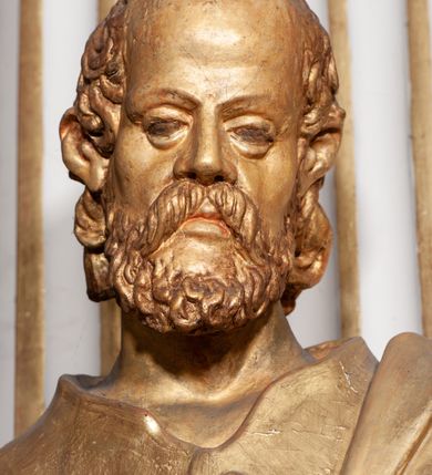 Zdjęcie nr 6: Rzeźba pełnoplastyczna, przyścienna; przedstawienie św. Piotra Apostoła w całej postaci, frontalnie, stoi boso w lekkim kontrapoście, z głową skierowaną lekko w lewo. Twarz starszego mężczyzny, pociągła, z wysokim czołem, okolona wianuszkiem sięgających ramion kręconych włosów i obfitym zarostem. Ręce ugięte w łokciach, w prawej trzyma dwa duże klucze. Ubrany w długą suknię z długimi, wąskimi rękawami, na lewe ramię zarzucony płaszcz przerzucony przez lewą rękę. Cała rzeźba wraz z karnacjami pozłocona.