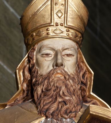 Zdjęcie nr 3: Rzeźba pełnoplastyczna, przyścienna; przedstawienie św. Wojciecha Biskupa w całej postaci, frontalnie, w stroju pontyfikalnym, z otwartą księgą i pastorałem. Karnacje w kolorze naturalnym, szaty pozłocone i srebrzyste.