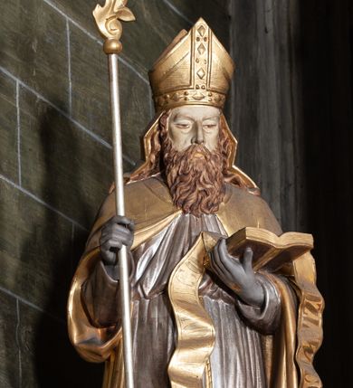 Zdjęcie nr 1: Rzeźba pełnoplastyczna, przyścienna; przedstawienie św. Wojciecha Biskupa w całej postaci, frontalnie, w stroju pontyfikalnym, z otwartą księgą i pastorałem. Karnacje w kolorze naturalnym, szaty pozłocone i srebrzyste.