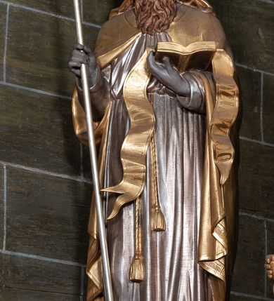 Zdjęcie nr 2: Rzeźba pełnoplastyczna, przyścienna; przedstawienie św. Wojciecha Biskupa w całej postaci, frontalnie, w stroju pontyfikalnym, z otwartą księgą i pastorałem. Karnacje w kolorze naturalnym, szaty pozłocone i srebrzyste.