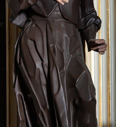 Zdjęcie nr 30: Ołtarz architektoniczny, jednoosiowy, jednokondygnacyjny, ze zwieńczeniem. Mensa drewniana, umieszczona na prostopadłościennej skrzyni; antependium z prostokątną płyciną. Nastawa ujęta czworobocznymi, kanelowanymi filarami, ustawionymi ukośnie na tle kanelowanych pilastrów. Filary dźwigają pełne belkowanie i profilowany gzyms, występujące nad nimi. Przy filarach od czoła na wysokich, prostopadłościennych postumentach rzeźby dwóch świętych jezuickich w czarnych sutannach. W polu środkowym nastawy prostokątne nisza ujęta złoconą ramą, w której rzeźba Najświętsze Serce Jezusa.  Zwieńczenie w kształcie aedikuli zamkniętej łukiem półkolistym nadwieszonym i o wklęsłych bokach; pośrodku obraz z przedstawieniem świętego męczennika powtarzający kształt aedikuli. Po bokach, w osiach filarów, odcinki przerwanego przyczółka, na których siedzą dwa putta. Struktura malowana na biało, detale architektoniczne i ornamenty złocone. 