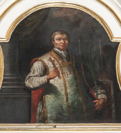 Zdjęcie nr 27: Ołtarz architektoniczny, jednoosiowy, jednokondygnacyjny, ze zwieńczeniem. Mensa drewniana, umieszczona na prostopadłościennej skrzyni; antependium z prostokątną płyciną. Nastawa ujęta czworobocznymi, kanelowanymi filarami, ustawionymi ukośnie na tle kanelowanych pilastrów. Filary dźwigają pełne belkowanie i profilowany gzyms, występujące nad nimi. Przy filarach od czoła na wysokich, prostopadłościennych postumentach rzeźby dwóch świętych jezuickich w czarnych sutannach. W polu środkowym nastawy prostokątne nisza ujęta złoconą ramą, w której rzeźba Najświętsze Serce Jezusa.  Zwieńczenie w kształcie aedikuli zamkniętej łukiem półkolistym nadwieszonym i o wklęsłych bokach; pośrodku obraz z przedstawieniem świętego męczennika powtarzający kształt aedikuli. Po bokach, w osiach filarów, odcinki przerwanego przyczółka, na których siedzą dwa putta. Struktura malowana na biało, detale architektoniczne i ornamenty złocone. 