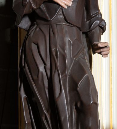 Zdjęcie nr 29: Ołtarz architektoniczny, jednoosiowy, jednokondygnacyjny, ze zwieńczeniem. Mensa drewniana, umieszczona na prostopadłościennej skrzyni; antependium z prostokątną płyciną. Nastawa ujęta czworobocznymi, kanelowanymi filarami, ustawionymi ukośnie na tle kanelowanych pilastrów. Filary dźwigają pełne belkowanie i profilowany gzyms, występujące nad nimi. Przy filarach od czoła na wysokich, prostopadłościennych postumentach rzeźby dwóch świętych jezuickich w czarnych sutannach. W polu środkowym nastawy prostokątne nisza ujęta złoconą ramą, w której rzeźba Najświętsze Serce Jezusa.  Zwieńczenie w kształcie aedikuli zamkniętej łukiem półkolistym nadwieszonym i o wklęsłych bokach; pośrodku obraz z przedstawieniem świętego męczennika powtarzający kształt aedikuli. Po bokach, w osiach filarów, odcinki przerwanego przyczółka, na których siedzą dwa putta. Struktura malowana na biało, detale architektoniczne i ornamenty złocone. 