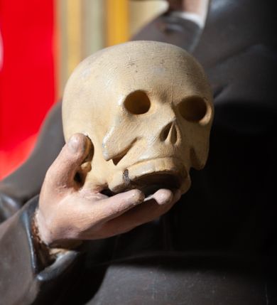 Zdjęcie nr 9: Ołtarz architektoniczny, jednoosiowy, jednokondygnacyjny, ze zwieńczeniem. Mensa drewniana, umieszczona na prostopadłościennej skrzyni; antependium z prostokątną płyciną. Nastawa ujęta czworobocznymi, kanelowanymi filarami, ustawionymi ukośnie na tle kanelowanych pilastrów. Filary dźwigają pełne belkowanie i profilowany gzyms, występujące nad nimi. Przy filarach od czoła na wysokich, prostopadłościennych postumentach rzeźby dwóch świętych jezuickich w czarnych sutannach. W polu środkowym nastawy prostokątne nisza ujęta złoconą ramą, w której rzeźba Najświętsze Serce Jezusa.  Zwieńczenie w kształcie aedikuli zamkniętej łukiem półkolistym nadwieszonym i o wklęsłych bokach; pośrodku obraz z przedstawieniem świętego męczennika powtarzający kształt aedikuli. Po bokach, w osiach filarów, odcinki przerwanego przyczółka, na których siedzą dwa putta. Struktura malowana na biało, detale architektoniczne i ornamenty złocone. 