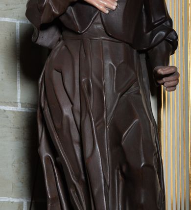 Zdjęcie nr 15: Ołtarz architektoniczny, jednoosiowy, jednokondygnacyjny, ze zwieńczeniem. Mensa drewniana, umieszczona na prostopadłościennej skrzyni; antependium z prostokątną płyciną. Nastawa ujęta czworobocznymi, kanelowanymi filarami, ustawionymi ukośnie na tle kanelowanych pilastrów. Filary dźwigają pełne belkowanie i profilowany gzyms, występujące nad nimi. Przy filarach od czoła na wysokich, prostopadłościennych postumentach rzeźby dwóch świętych jezuickich w czarnych sutannach. W polu środkowym nastawy prostokątne nisza ujęta złoconą ramą, w której rzeźba Najświętsze Serce Jezusa.  Zwieńczenie w kształcie aedikuli zamkniętej łukiem półkolistym nadwieszonym i o wklęsłych bokach; pośrodku obraz z przedstawieniem świętego męczennika powtarzający kształt aedikuli. Po bokach, w osiach filarów, odcinki przerwanego przyczółka, na których siedzą dwa putta. Struktura malowana na biało, detale architektoniczne i ornamenty złocone. 