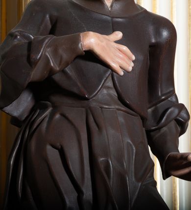 Zdjęcie nr 13: Ołtarz architektoniczny, jednoosiowy, jednokondygnacyjny, ze zwieńczeniem. Mensa drewniana, umieszczona na prostopadłościennej skrzyni; antependium z prostokątną płyciną. Nastawa ujęta czworobocznymi, kanelowanymi filarami, ustawionymi ukośnie na tle kanelowanych pilastrów. Filary dźwigają pełne belkowanie i profilowany gzyms, występujące nad nimi. Przy filarach od czoła na wysokich, prostopadłościennych postumentach rzeźby dwóch świętych jezuickich w czarnych sutannach. W polu środkowym nastawy prostokątne nisza ujęta złoconą ramą, w której rzeźba Najświętsze Serce Jezusa.  Zwieńczenie w kształcie aedikuli zamkniętej łukiem półkolistym nadwieszonym i o wklęsłych bokach; pośrodku obraz z przedstawieniem świętego męczennika powtarzający kształt aedikuli. Po bokach, w osiach filarów, odcinki przerwanego przyczółka, na których siedzą dwa putta. Struktura malowana na biało, detale architektoniczne i ornamenty złocone. 