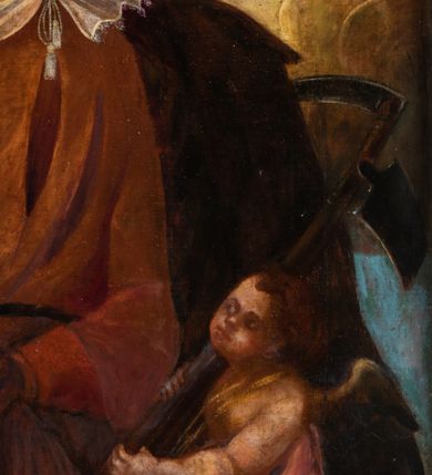 Zdjęcie nr 16: Ołtarz architektoniczny, jednoosiowy, jednokondygnacyjny, ze zwieńczeniem. Mensa drewniana, umieszczona na prostopadłościennej skrzyni; antependium z prostokątną płyciną. Nastawa ujęta czworobocznymi, kanelowanymi filarami, ustawionymi ukośnie na tle kanelowanych pilastrów. Filary dźwigają pełne belkowanie i profilowany gzyms, występujące nad nimi. Przy filarach od czoła na wysokich, prostopadłościennych postumentach rzeźby dwóch świętych jezuickich w czarnych sutannach. W polu środkowym nastawy prostokątne nisza ujęta złoconą ramą, w której rzeźba Najświętsze Serce Jezusa.  Zwieńczenie w kształcie aedikuli zamkniętej łukiem półkolistym nadwieszonym i o wklęsłych bokach; pośrodku obraz z przedstawieniem świętego męczennika powtarzający kształt aedikuli. Po bokach, w osiach filarów, odcinki przerwanego przyczółka, na których siedzą dwa putta. Struktura malowana na biało, detale architektoniczne i ornamenty złocone. 