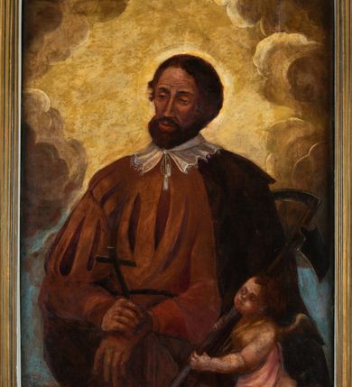 Zdjęcie nr 17: Ołtarz architektoniczny, jednoosiowy, jednokondygnacyjny, ze zwieńczeniem. Mensa drewniana, umieszczona na prostopadłościennej skrzyni; antependium z prostokątną płyciną. Nastawa ujęta czworobocznymi, kanelowanymi filarami, ustawionymi ukośnie na tle kanelowanych pilastrów. Filary dźwigają pełne belkowanie i profilowany gzyms, występujące nad nimi. Przy filarach od czoła na wysokich, prostopadłościennych postumentach rzeźby dwóch świętych jezuickich w czarnych sutannach. W polu środkowym nastawy prostokątne nisza ujęta złoconą ramą, w której rzeźba Najświętsze Serce Jezusa.  Zwieńczenie w kształcie aedikuli zamkniętej łukiem półkolistym nadwieszonym i o wklęsłych bokach; pośrodku obraz z przedstawieniem świętego męczennika powtarzający kształt aedikuli. Po bokach, w osiach filarów, odcinki przerwanego przyczółka, na których siedzą dwa putta. Struktura malowana na biało, detale architektoniczne i ornamenty złocone. 