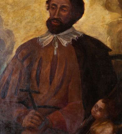 Zdjęcie nr 18: Ołtarz architektoniczny, jednoosiowy, jednokondygnacyjny, ze zwieńczeniem. Mensa drewniana, umieszczona na prostopadłościennej skrzyni; antependium z prostokątną płyciną. Nastawa ujęta czworobocznymi, kanelowanymi filarami, ustawionymi ukośnie na tle kanelowanych pilastrów. Filary dźwigają pełne belkowanie i profilowany gzyms, występujące nad nimi. Przy filarach od czoła na wysokich, prostopadłościennych postumentach rzeźby dwóch świętych jezuickich w czarnych sutannach. W polu środkowym nastawy prostokątne nisza ujęta złoconą ramą, w której rzeźba Najświętsze Serce Jezusa.  Zwieńczenie w kształcie aedikuli zamkniętej łukiem półkolistym nadwieszonym i o wklęsłych bokach; pośrodku obraz z przedstawieniem świętego męczennika powtarzający kształt aedikuli. Po bokach, w osiach filarów, odcinki przerwanego przyczółka, na których siedzą dwa putta. Struktura malowana na biało, detale architektoniczne i ornamenty złocone. 