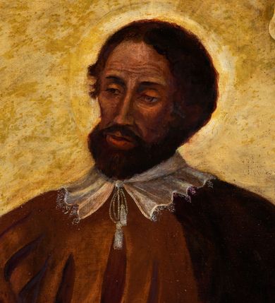 Zdjęcie nr 19: Ołtarz architektoniczny, jednoosiowy, jednokondygnacyjny, ze zwieńczeniem. Mensa drewniana, umieszczona na prostopadłościennej skrzyni; antependium z prostokątną płyciną. Nastawa ujęta czworobocznymi, kanelowanymi filarami, ustawionymi ukośnie na tle kanelowanych pilastrów. Filary dźwigają pełne belkowanie i profilowany gzyms, występujące nad nimi. Przy filarach od czoła na wysokich, prostopadłościennych postumentach rzeźby dwóch świętych jezuickich w czarnych sutannach. W polu środkowym nastawy prostokątne nisza ujęta złoconą ramą, w której rzeźba Najświętsze Serce Jezusa.  Zwieńczenie w kształcie aedikuli zamkniętej łukiem półkolistym nadwieszonym i o wklęsłych bokach; pośrodku obraz z przedstawieniem świętego męczennika powtarzający kształt aedikuli. Po bokach, w osiach filarów, odcinki przerwanego przyczółka, na których siedzą dwa putta. Struktura malowana na biało, detale architektoniczne i ornamenty złocone. 