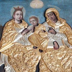 Zdjęcie nr 1: Obraz w kształcie stojącego prostokąta, w profilowanej, złoconej ramie. Przedstawienie Matki Boskiej i świętej Anny w całej postaci, siedzących na ławie, zwróconych lekko ku sobie. Pomiędzy nimi, pośrodku kompozycji siedzi kilkuletni Jezus. Za głowami postaci świetliste nimby. Na głowie Marii otwarta korona. Korpusy postaci osłonięte drewnianą złoconą i srebrzoną sukienką; płaszcze ozdobione motywami roślinnymi. W tle błękitne niebo. W górnej części, w osi pionowej nad Jezusem, wśród obłoków przedstawienie Boga Ojca w półpostaci, z rozłożonymi na boki rękoma oraz poniżej, w świetlistym owalu Gołębica Ducha Świętego.