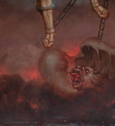 Zdjęcie nr 5: Obraz w kształcie pionowego prostokąta z przedstawieniem Michała Archanioła walczącego z szatanem ukazanym pod postacią smoka. W centrum kompozycji archanioł w momencie ataku unosi się powyżej szatana na rozpostartych skrzydłach. W prawej ręce trzyma skierowany ostrzem w stronę potwora miecz, w lewej łańcuch, którym spętany jest smok. Archanioł ma małą, okrągłą głowę z okrągłymi oczami i wąskim nosem, krótkie włosy rozwiewają się do tyłu. Jest ubrany w strój żołnierza rzymskiego: niebieski pancerz z naramiennikami założony na białą tunikę i sandały; przepasany jest biegnącą ukośnie różową szarfą związaną na kokardę na lewym biodrze. Czerwony płaszcz zarzucony na lewe ramię rozwiewa się dynamicznymi fałdami po jego prawej stronie. W dolnej partii obrazu szatan zobrazowany jako brązowy, rogaty stwór z otwartą paszczą, z której wydobywają się płomienie. Na drugim planie widać wyłaniający się z rozświetlonych żarem brunatnych kłębów dymu fragment ogona potwora. Tło utrzymane w ciepłej tonacji, wypełniające je brunatne chmury rozjaśniają się ku górze. Obraz oprawiony w prostą, profilowaną, złoconą ramę. 