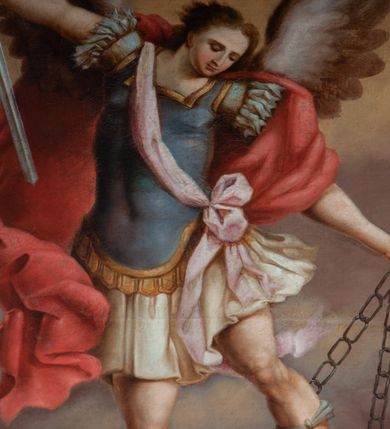 Zdjęcie nr 3: Obraz w kształcie pionowego prostokąta z przedstawieniem Michała Archanioła walczącego z szatanem ukazanym pod postacią smoka. W centrum kompozycji archanioł w momencie ataku unosi się powyżej szatana na rozpostartych skrzydłach. W prawej ręce trzyma skierowany ostrzem w stronę potwora miecz, w lewej łańcuch, którym spętany jest smok. Archanioł ma małą, okrągłą głowę z okrągłymi oczami i wąskim nosem, krótkie włosy rozwiewają się do tyłu. Jest ubrany w strój żołnierza rzymskiego: niebieski pancerz z naramiennikami założony na białą tunikę i sandały; przepasany jest biegnącą ukośnie różową szarfą związaną na kokardę na lewym biodrze. Czerwony płaszcz zarzucony na lewe ramię rozwiewa się dynamicznymi fałdami po jego prawej stronie. W dolnej partii obrazu szatan zobrazowany jako brązowy, rogaty stwór z otwartą paszczą, z której wydobywają się płomienie. Na drugim planie widać wyłaniający się z rozświetlonych żarem brunatnych kłębów dymu fragment ogona potwora. Tło utrzymane w ciepłej tonacji, wypełniające je brunatne chmury rozjaśniają się ku górze. Obraz oprawiony w prostą, profilowaną, złoconą ramę. 