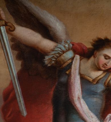 Zdjęcie nr 2: Obraz w kształcie pionowego prostokąta z przedstawieniem Michała Archanioła walczącego z szatanem ukazanym pod postacią smoka. W centrum kompozycji archanioł w momencie ataku unosi się powyżej szatana na rozpostartych skrzydłach. W prawej ręce trzyma skierowany ostrzem w stronę potwora miecz, w lewej łańcuch, którym spętany jest smok. Archanioł ma małą, okrągłą głowę z okrągłymi oczami i wąskim nosem, krótkie włosy rozwiewają się do tyłu. Jest ubrany w strój żołnierza rzymskiego: niebieski pancerz z naramiennikami założony na białą tunikę i sandały; przepasany jest biegnącą ukośnie różową szarfą związaną na kokardę na lewym biodrze. Czerwony płaszcz zarzucony na lewe ramię rozwiewa się dynamicznymi fałdami po jego prawej stronie. W dolnej partii obrazu szatan zobrazowany jako brązowy, rogaty stwór z otwartą paszczą, z której wydobywają się płomienie. Na drugim planie widać wyłaniający się z rozświetlonych żarem brunatnych kłębów dymu fragment ogona potwora. Tło utrzymane w ciepłej tonacji, wypełniające je brunatne chmury rozjaśniają się ku górze. Obraz oprawiony w prostą, profilowaną, złoconą ramę. 