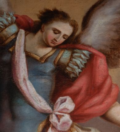 Zdjęcie nr 6: Obraz w kształcie pionowego prostokąta z przedstawieniem Michała Archanioła walczącego z szatanem ukazanym pod postacią smoka. W centrum kompozycji archanioł w momencie ataku unosi się powyżej szatana na rozpostartych skrzydłach. W prawej ręce trzyma skierowany ostrzem w stronę potwora miecz, w lewej łańcuch, którym spętany jest smok. Archanioł ma małą, okrągłą głowę z okrągłymi oczami i wąskim nosem, krótkie włosy rozwiewają się do tyłu. Jest ubrany w strój żołnierza rzymskiego: niebieski pancerz z naramiennikami założony na białą tunikę i sandały; przepasany jest biegnącą ukośnie różową szarfą związaną na kokardę na lewym biodrze. Czerwony płaszcz zarzucony na lewe ramię rozwiewa się dynamicznymi fałdami po jego prawej stronie. W dolnej partii obrazu szatan zobrazowany jako brązowy, rogaty stwór z otwartą paszczą, z której wydobywają się płomienie. Na drugim planie widać wyłaniający się z rozświetlonych żarem brunatnych kłębów dymu fragment ogona potwora. Tło utrzymane w ciepłej tonacji, wypełniające je brunatne chmury rozjaśniają się ku górze. Obraz oprawiony w prostą, profilowaną, złoconą ramę. 