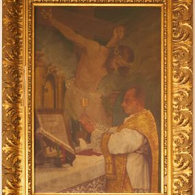 Zdjęcie nr 1: Obraz w kształcie stojącego prostokąta, w złoconej ramie, zdobionej ornamentem akantowy,, przedstawiający księdza Władysława de Rosenburg Grohsa podczas odprawiania mszy świętej. Ksiądz został ukazany z profilu, w półpostaci, stojąc przy ołtarzu z uniesionym kielichem w rękach. Ma poważną twarz, wysokie czoło, duży nos i wąskie usta. Na czole rysuje się głębokie zakole, włosy ma krótko obcięte . Jest ubrany w albę, złoty ornat, spod którego wystaje fragmentu stuły, a przez rękę ma przewieszony manipularz. Ołtarz jest nakryty biały obrusem zdobionym u dołu koronką, na którym na pulpicie postawiono Pismo Święte, a o stojące głębiej  złocone tabernakulum oparto oprawioną w ramę kartę. W głębi sceny, obok  ołtarza wyłania się z obłoków postać Ukrzyżowanego Chrystusa pochylającego się nad kielichem. Chrystus przybity jest do prostego, jasnobrązowego krzyża. Resztę tła zajmują niebieskoszare obłoki. 