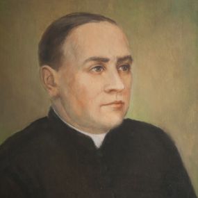 Zdjęcie nr 1: Na jasnozielonym, niemal jednolitym tle ukazany został ksiądz Józef Śliwa, w popiersiu, zwrócony w trzech czwartych w lewo. Twarz owalna o jasnobeżowej karnacji z szerokim nosem, wąskimi ustami, brązowymi oczami, okolona krótkimi, ciemnobrązowymi włosami. Postać ubrana w czarny habit z koloratką. W prawym, dolnym roku napis, prawdopodobnie sygnatura artysty (Kalwajtys?) oraz data 1997. Obraz ujęty w prostą ramę, na której tabliczka z napisem „Ks(iądz) Józef Śliwa / proboszcz / 1938-1964” 