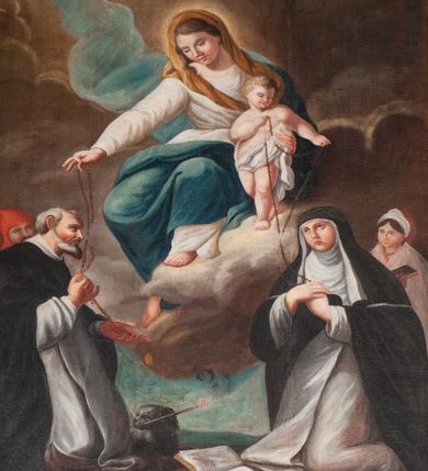 Zdjęcie nr 1: Obraz w kształcie stojącego prostokąta z przedstawieniem Matki Boskiej Różańcowej. Kompozycja sceny zamyka się w trójkącie. Jej szczyt stanowi siedząca na obłoku Matka Boska, której ciało jest przedstawione w skręcie. Maria spogląda na klęczącego po lewej stronie św. Dominika i wyciągniętą w jego stronę prawą ręką podaje mu różaniec. Lewą ręką przytrzymuje Dzieciątko, które ma lewą nogę wystawioną przed prawą i obiema rękami podaje różaniec św. Katarzynie, zwracając głowę w jej stronę. Maria ubrana jest w białą suknię i niebieski płaszcz, który zakrywa jej nogi i rozwiewa się za plecami; na głowie ma jasnobrązową chustę. Dzieciątko jest przewiązane w pasie białą tkaniną. Klęcząca po prawej stronie św. Katarzyna jest również pokazana w skręcie, wzrok wznosi do góry, ręce składa na piersi, przytrzymując otrzymywany różaniec. Jest ubrana w biało-czarny habit. Za nią stoi postać kobieca trzymająca w ręce otwartą księgę, ubrana w obszerny, okrywający ją całą biały płaszcz oraz nakrycie głowy. Przed św. Katarzyną leży otwarta księga. Klęczący po przeciwnej stronie kompozycji św. Dominik jest zwrócony niemal profilem. Patrzy na Dzieciątko, obiema rękami przytrzymuje przekazywany przez Marię różaniec. Za nim mężczyzna w czerwonej czapce, przed nim leży pies z pochodnią w pysku. Scena rozgrywa się na tle ciemnych, skłębionych chmur, tuż nad horyzontem widać fragment niebieskiego nieba.