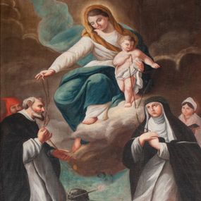 Zdjęcie nr 1: Obraz w kształcie stojącego prostokąta z przedstawieniem Matki Boskiej Różańcowej. Kompozycja sceny zamyka się w trójkącie. Jej szczyt stanowi siedząca na obłoku Matka Boska, której ciało jest przedstawione w skręcie. Maria spogląda na klęczącego po lewej stronie św. Dominika i wyciągniętą w jego stronę prawą ręką podaje mu różaniec. Lewą ręką przytrzymuje Dzieciątko, które ma lewą nogę wystawioną przed prawą i obiema rękami podaje różaniec św. Katarzynie, zwracając głowę w jej stronę. Maria ubrana jest w białą suknię i niebieski płaszcz, który zakrywa jej nogi i rozwiewa się za plecami; na głowie ma jasnobrązową chustę. Dzieciątko jest przewiązane w pasie białą tkaniną. Klęcząca po prawej stronie św. Katarzyna jest również pokazana w skręcie, wzrok wznosi do góry, ręce składa na piersi, przytrzymując otrzymywany różaniec. Jest ubrana w biało-czarny habit. Za nią stoi postać kobieca trzymająca w ręce otwartą księgę, ubrana w obszerny, okrywający ją całą biały płaszcz oraz nakrycie głowy. Przed św. Katarzyną leży otwarta księga. Klęczący po przeciwnej stronie kompozycji św. Dominik jest zwrócony niemal profilem. Patrzy na Dzieciątko, obiema rękami przytrzymuje przekazywany przez Marię różaniec. Za nim mężczyzna w czerwonej czapce, przed nim leży pies z pochodnią w pysku. Scena rozgrywa się na tle ciemnych, skłębionych chmur, tuż nad horyzontem widać fragment niebieskiego nieba.