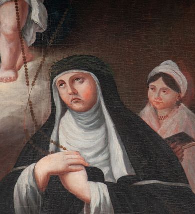 Zdjęcie nr 3: Obraz w kształcie stojącego prostokąta z przedstawieniem Matki Boskiej Różańcowej. Kompozycja sceny zamyka się w trójkącie. Jej szczyt stanowi siedząca na obłoku Matka Boska, której ciało jest przedstawione w skręcie. Maria spogląda na klęczącego po lewej stronie św. Dominika i wyciągniętą w jego stronę prawą ręką podaje mu różaniec. Lewą ręką przytrzymuje Dzieciątko, które ma lewą nogę wystawioną przed prawą i obiema rękami podaje różaniec św. Katarzynie, zwracając głowę w jej stronę. Maria ubrana jest w białą suknię i niebieski płaszcz, który zakrywa jej nogi i rozwiewa się za plecami; na głowie ma jasnobrązową chustę. Dzieciątko jest przewiązane w pasie białą tkaniną. Klęcząca po prawej stronie św. Katarzyna jest również pokazana w skręcie, wzrok wznosi do góry, ręce składa na piersi, przytrzymując otrzymywany różaniec. Jest ubrana w biało-czarny habit. Za nią stoi postać kobieca trzymająca w ręce otwartą księgę, ubrana w obszerny, okrywający ją całą biały płaszcz oraz nakrycie głowy. Przed św. Katarzyną leży otwarta księga. Klęczący po przeciwnej stronie kompozycji św. Dominik jest zwrócony niemal profilem. Patrzy na Dzieciątko, obiema rękami przytrzymuje przekazywany przez Marię różaniec. Za nim mężczyzna w czerwonej czapce, przed nim leży pies z pochodnią w pysku. Scena rozgrywa się na tle ciemnych, skłębionych chmur, tuż nad horyzontem widać fragment niebieskiego nieba.