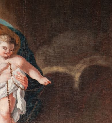 Zdjęcie nr 4: Obraz w kształcie stojącego prostokąta z przedstawieniem Matki Boskiej Różańcowej. Kompozycja sceny zamyka się w trójkącie. Jej szczyt stanowi siedząca na obłoku Matka Boska, której ciało jest przedstawione w skręcie. Maria spogląda na klęczącego po lewej stronie św. Dominika i wyciągniętą w jego stronę prawą ręką podaje mu różaniec. Lewą ręką przytrzymuje Dzieciątko, które ma lewą nogę wystawioną przed prawą i obiema rękami podaje różaniec św. Katarzynie, zwracając głowę w jej stronę. Maria ubrana jest w białą suknię i niebieski płaszcz, który zakrywa jej nogi i rozwiewa się za plecami; na głowie ma jasnobrązową chustę. Dzieciątko jest przewiązane w pasie białą tkaniną. Klęcząca po prawej stronie św. Katarzyna jest również pokazana w skręcie, wzrok wznosi do góry, ręce składa na piersi, przytrzymując otrzymywany różaniec. Jest ubrana w biało-czarny habit. Za nią stoi postać kobieca trzymająca w ręce otwartą księgę, ubrana w obszerny, okrywający ją całą biały płaszcz oraz nakrycie głowy. Przed św. Katarzyną leży otwarta księga. Klęczący po przeciwnej stronie kompozycji św. Dominik jest zwrócony niemal profilem. Patrzy na Dzieciątko, obiema rękami przytrzymuje przekazywany przez Marię różaniec. Za nim mężczyzna w czerwonej czapce, przed nim leży pies z pochodnią w pysku. Scena rozgrywa się na tle ciemnych, skłębionych chmur, tuż nad horyzontem widać fragment niebieskiego nieba.