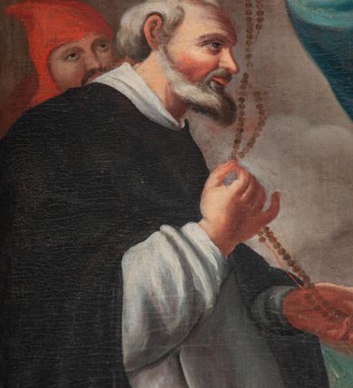 Zdjęcie nr 7: Obraz w kształcie stojącego prostokąta z przedstawieniem Matki Boskiej Różańcowej. Kompozycja sceny zamyka się w trójkącie. Jej szczyt stanowi siedząca na obłoku Matka Boska, której ciało jest przedstawione w skręcie. Maria spogląda na klęczącego po lewej stronie św. Dominika i wyciągniętą w jego stronę prawą ręką podaje mu różaniec. Lewą ręką przytrzymuje Dzieciątko, które ma lewą nogę wystawioną przed prawą i obiema rękami podaje różaniec św. Katarzynie, zwracając głowę w jej stronę. Maria ubrana jest w białą suknię i niebieski płaszcz, który zakrywa jej nogi i rozwiewa się za plecami; na głowie ma jasnobrązową chustę. Dzieciątko jest przewiązane w pasie białą tkaniną. Klęcząca po prawej stronie św. Katarzyna jest również pokazana w skręcie, wzrok wznosi do góry, ręce składa na piersi, przytrzymując otrzymywany różaniec. Jest ubrana w biało-czarny habit. Za nią stoi postać kobieca trzymająca w ręce otwartą księgę, ubrana w obszerny, okrywający ją całą biały płaszcz oraz nakrycie głowy. Przed św. Katarzyną leży otwarta księga. Klęczący po przeciwnej stronie kompozycji św. Dominik jest zwrócony niemal profilem. Patrzy na Dzieciątko, obiema rękami przytrzymuje przekazywany przez Marię różaniec. Za nim mężczyzna w czerwonej czapce, przed nim leży pies z pochodnią w pysku. Scena rozgrywa się na tle ciemnych, skłębionych chmur, tuż nad horyzontem widać fragment niebieskiego nieba.