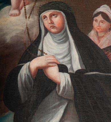 Zdjęcie nr 8: Obraz w kształcie stojącego prostokąta z przedstawieniem Matki Boskiej Różańcowej. Kompozycja sceny zamyka się w trójkącie. Jej szczyt stanowi siedząca na obłoku Matka Boska, której ciało jest przedstawione w skręcie. Maria spogląda na klęczącego po lewej stronie św. Dominika i wyciągniętą w jego stronę prawą ręką podaje mu różaniec. Lewą ręką przytrzymuje Dzieciątko, które ma lewą nogę wystawioną przed prawą i obiema rękami podaje różaniec św. Katarzynie, zwracając głowę w jej stronę. Maria ubrana jest w białą suknię i niebieski płaszcz, który zakrywa jej nogi i rozwiewa się za plecami; na głowie ma jasnobrązową chustę. Dzieciątko jest przewiązane w pasie białą tkaniną. Klęcząca po prawej stronie św. Katarzyna jest również pokazana w skręcie, wzrok wznosi do góry, ręce składa na piersi, przytrzymując otrzymywany różaniec. Jest ubrana w biało-czarny habit. Za nią stoi postać kobieca trzymająca w ręce otwartą księgę, ubrana w obszerny, okrywający ją całą biały płaszcz oraz nakrycie głowy. Przed św. Katarzyną leży otwarta księga. Klęczący po przeciwnej stronie kompozycji św. Dominik jest zwrócony niemal profilem. Patrzy na Dzieciątko, obiema rękami przytrzymuje przekazywany przez Marię różaniec. Za nim mężczyzna w czerwonej czapce, przed nim leży pies z pochodnią w pysku. Scena rozgrywa się na tle ciemnych, skłębionych chmur, tuż nad horyzontem widać fragment niebieskiego nieba.