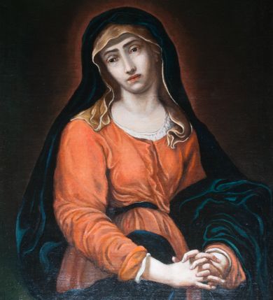 Zdjęcie nr 1: Obraz w kształcie stojącego prostokąta w profilowanej, złoconej ramie. Na nim Matka Boska Bolesna, w ujęciu do bioder, zwrócona w trzech czwartych w lewo. Głowę ma pochyloną na prawe ramię, twarz owalną, brwi ściągnięte, oczy otwarte, podkrążone, nos wąski, usta zamknięte. Twarz wyraża ból i smutek, z oczu płyną łzy. Dłonie ma splecione na wysokości bioder, lekko opuszczone. Jest ubrana w złoty welon, czerwoną suknię i granatowy maforion, drapowane w miękkie fałdy. Wokół postaci Marii delikatny, świetlisty nimb. Tło jednolite, ciemnobrunatne. W prawym, górnym rogu obrazu napis „Renovavit 1942 Frydrych Ladislaus”.