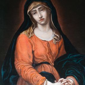 Zdjęcie nr 1: Obraz w kształcie stojącego prostokąta w profilowanej, złoconej ramie. Na nim Matka Boska Bolesna, w ujęciu do bioder, zwrócona w trzech czwartych w lewo. Głowę ma pochyloną na prawe ramię, twarz owalną, brwi ściągnięte, oczy otwarte, podkrążone, nos wąski, usta zamknięte. Twarz wyraża ból i smutek, z oczu płyną łzy. Dłonie ma splecione na wysokości bioder, lekko opuszczone. Jest ubrana w złoty welon, czerwoną suknię i granatowy maforion, drapowane w miękkie fałdy. Wokół postaci Marii delikatny, świetlisty nimb. Tło jednolite, ciemnobrunatne. W prawym, górnym rogu obrazu napis „Renovavit 1942 Frydrych Ladislaus”.